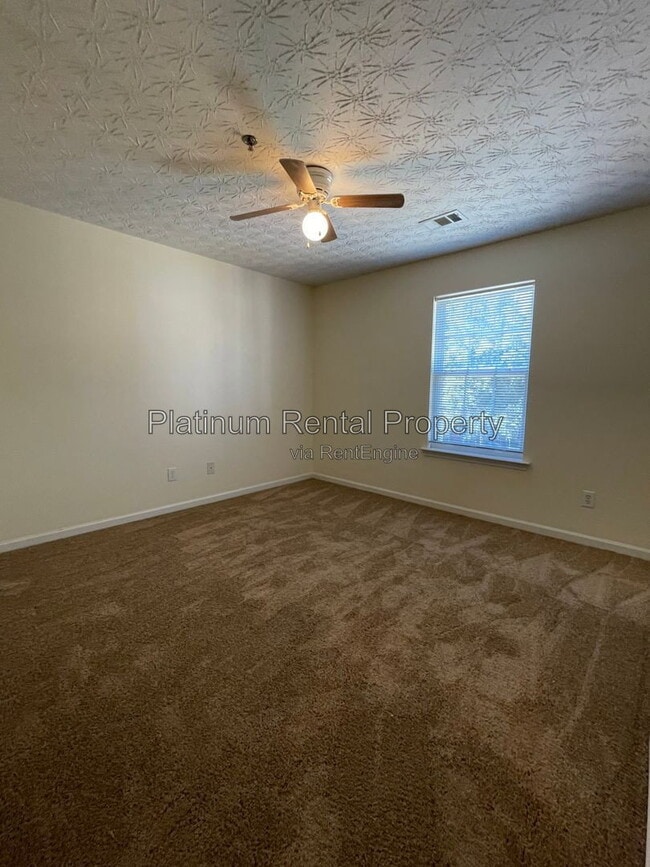 Building Photo - 244 Village Square Dr