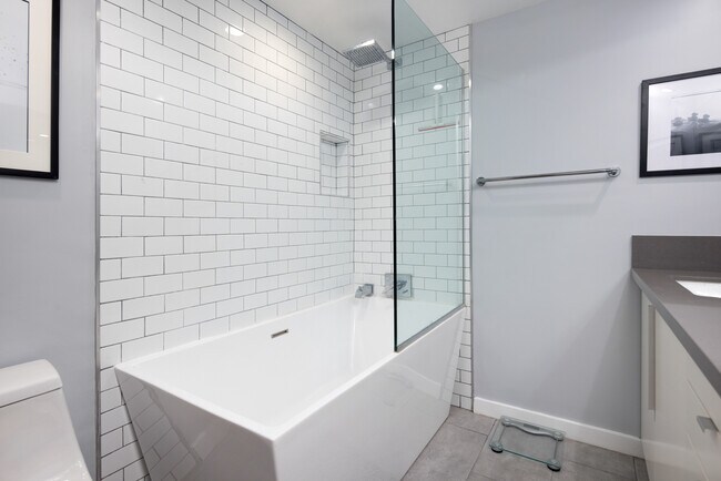 Building Photo - 7135 Hollywood Blvd