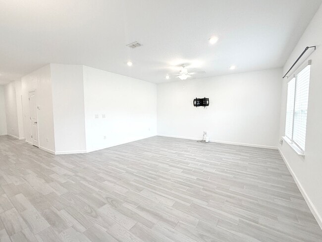 Building Photo - Like New Home In Highland Chase