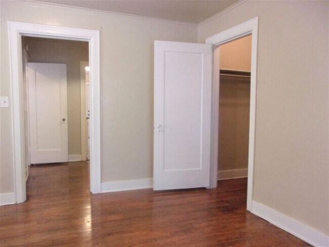 Building Photo - Remodeled 1 BED 1 BATH DUPLEX MIILER'S BLVD HISTORIC DISTRICT