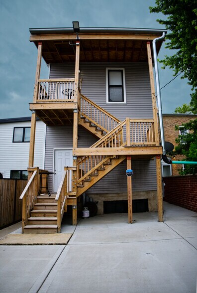 Building Photo - 2718 W Monroe St