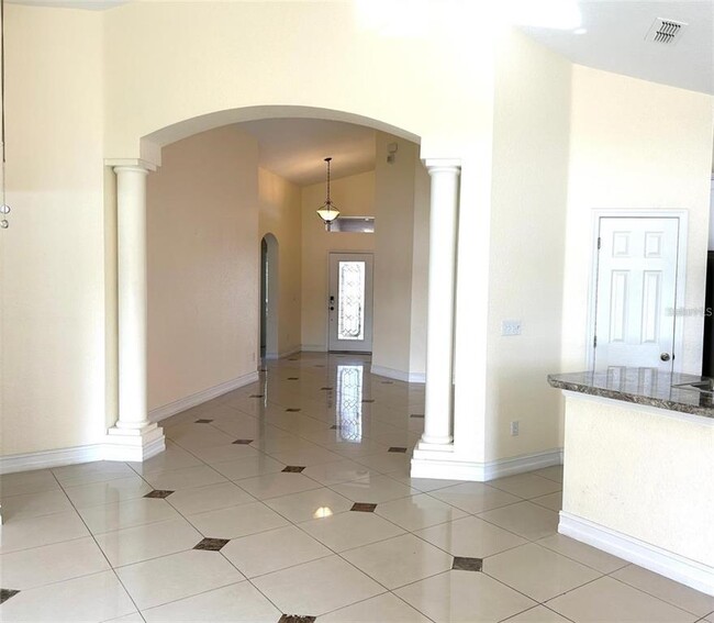 Building Photo - 2817 Maguire Dr