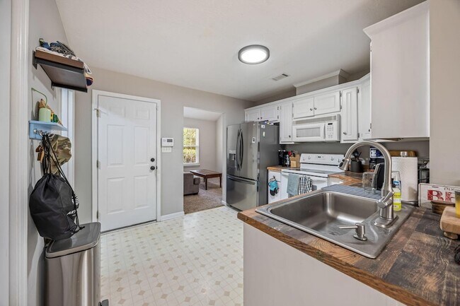 Building Photo - 2056 Sylvan Lake Dr