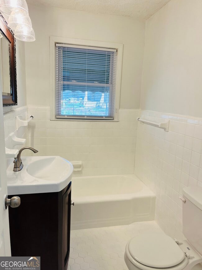 Building Photo - 50 Lone Oak St