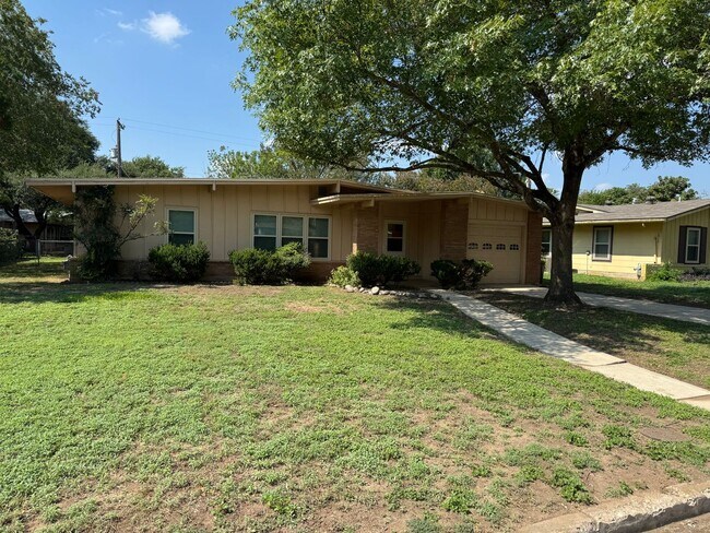 Building Photo - Welcome to this charming 3-bedroom, 1.5-bathroom home with easy access to FT. SAM, BAMC, RANDOLPH...
