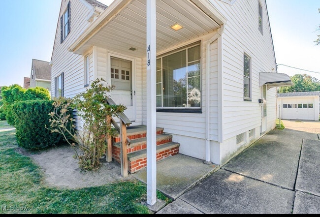 Building Photo - 418 E 274th St