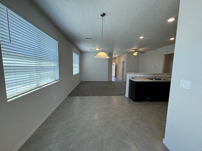 Building Photo - 4 bed 2 bath home in Huning Ranch! Newly B...