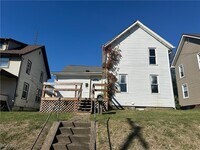 Building Photo - 1915 Maple Ave NE