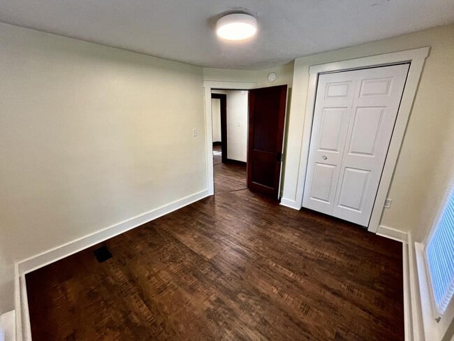 Building Photo - 604 N Park St