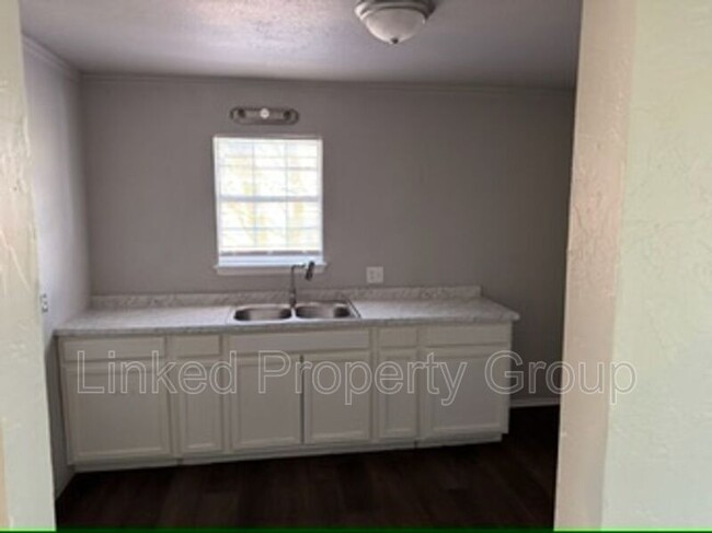 Building Photo - 1321 NE 39th St