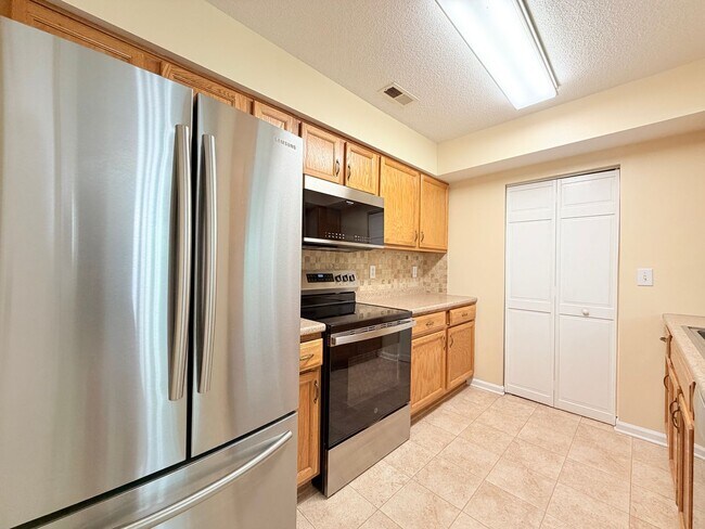 Building Photo - Bright 2 bed end unit Williamsburg