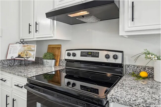 Building Photo - Charming 3-Bedroom Home with Spacious Yard in Prime Tulsa Location