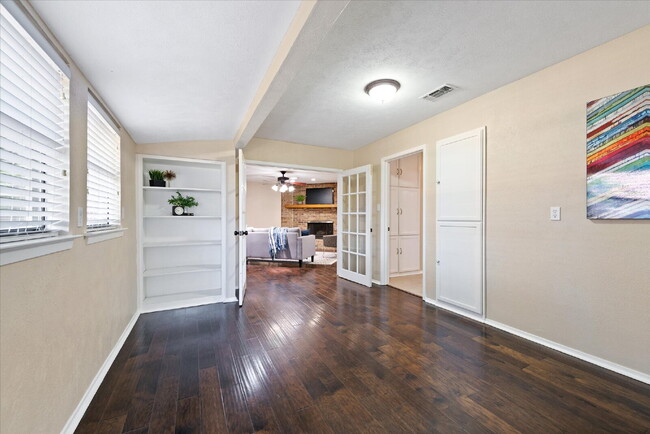Building Photo - "Spacious 4-Bedroom Hardwood & Granite Fin...