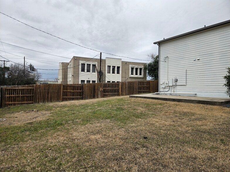 Building Photo - 7406 Geneva Dr