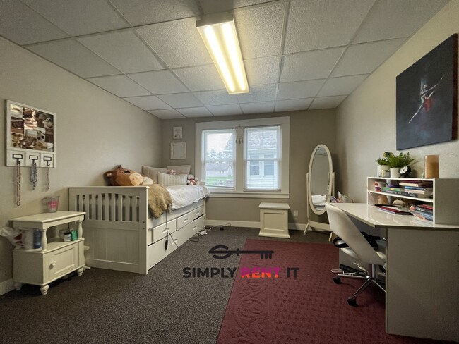Building Photo - Tri-Plex, 2 and 3 Bedrooms On Campus! Avai...