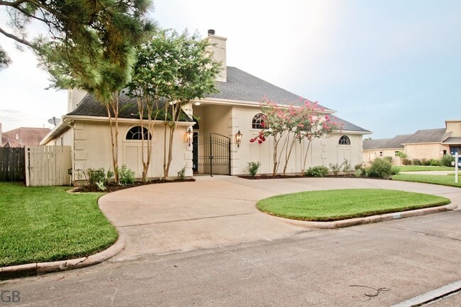 Building Photo - 3235 Country Club Blvd
