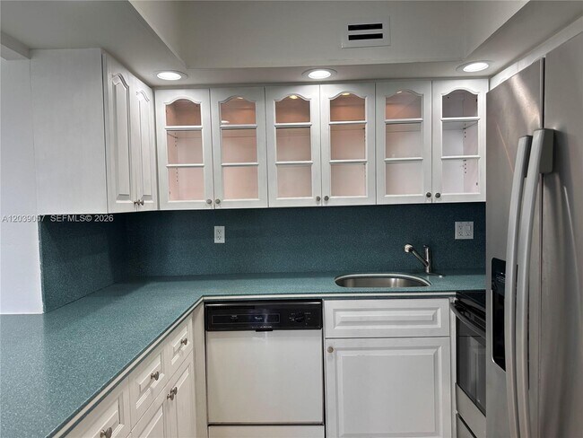 Building Photo - 2715 Tigertail Ave