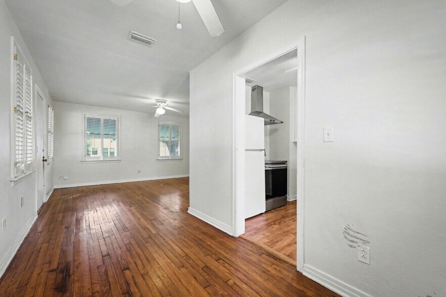 Building Photo - 2652 Merwyn Rd