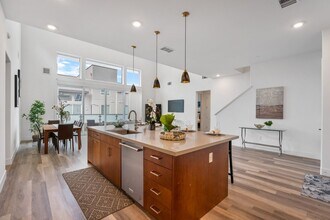 Building Photo - Gorgeous penthouse condo in East Industrial neighborhood – Fremont!