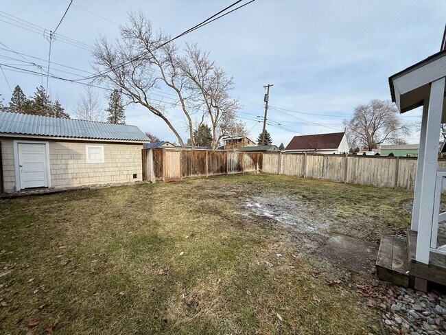 Building Photo - Beautiful 3 Bed 2 Bath Spokane Home w/ Detached Garage and Large Fully-Fenced Yard!