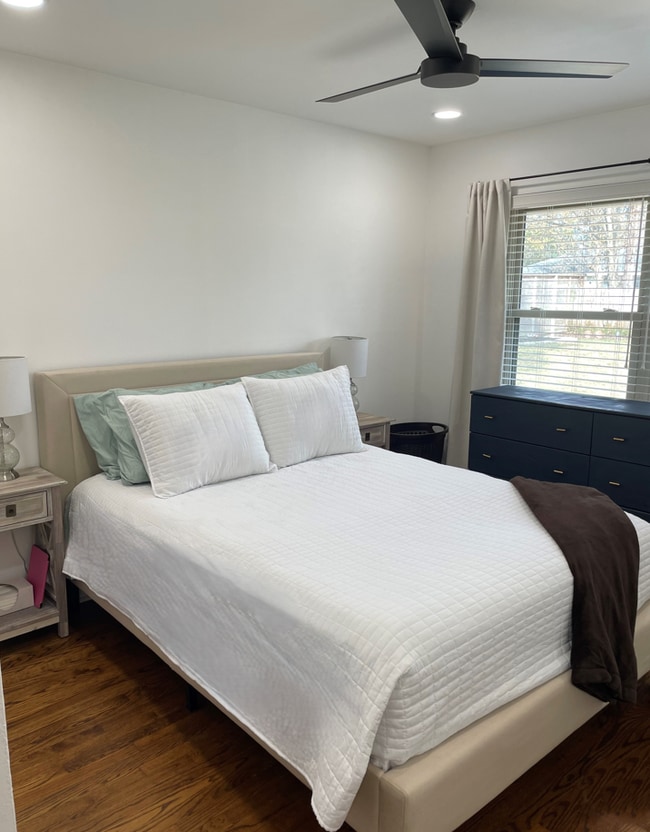 Building Photo - 2310 Hialeah Dr