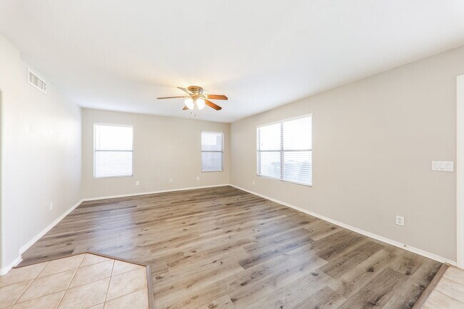 Building Photo - 548 E Cathy Dr