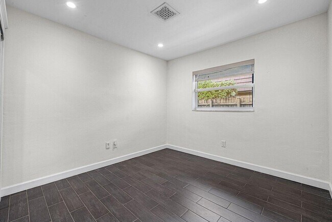Building Photo - 855 Berkley St