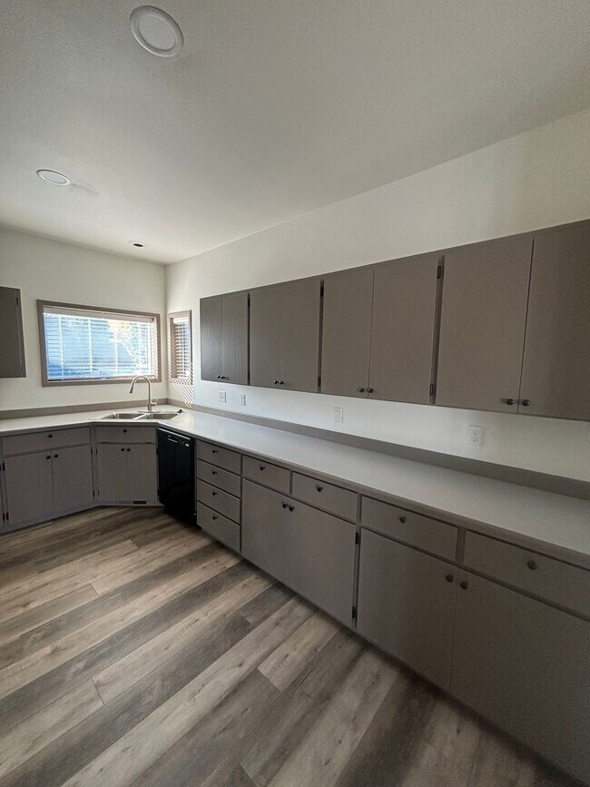 Building Photo - Remodeled Midtown Apartment (APP#244)