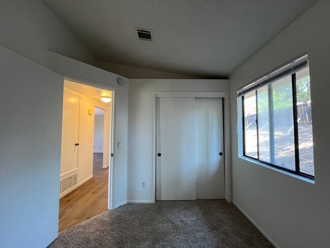 Building Photo - 309 Oak Meadow Ln