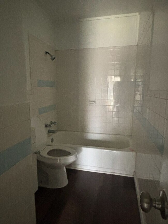 Building Photo - 1652 Kentwood Dr