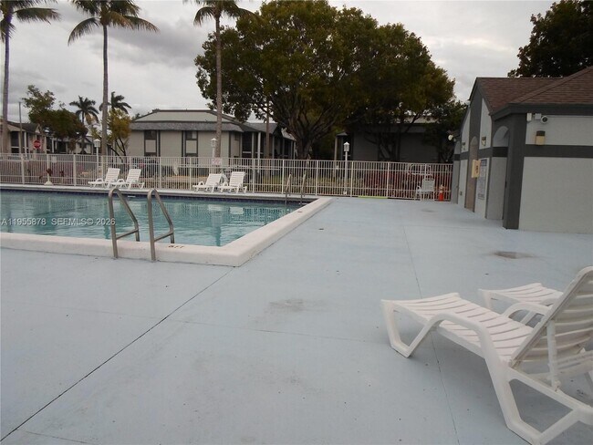 Building Photo - 20760 NE 4th Ct