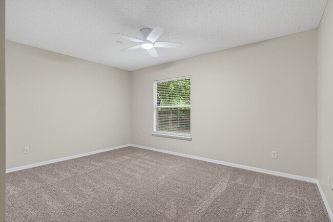 Building Photo - Middleburg Home with Office Space