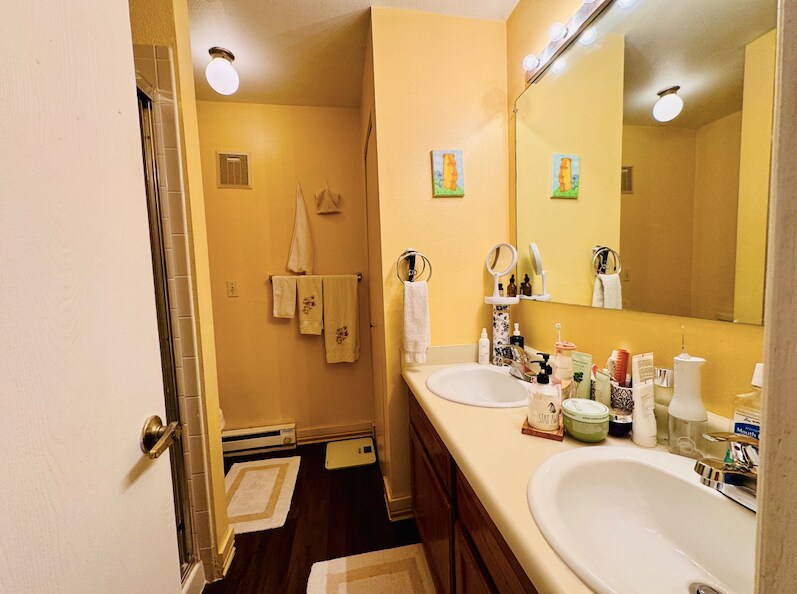 Double vanity in primary bathroom - 2280 S Oswego Way