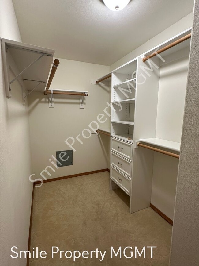Building Photo - Lovely house with 4 bedrooms, 2 bonus room...