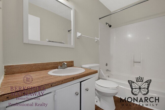 Building Photo - 2 Bedroom Townhouse Apartment- HUGE WALK IN CLOSET