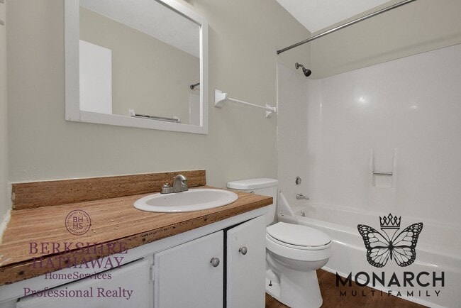 Building Photo - 2 Bedroom Townhouse Apartment