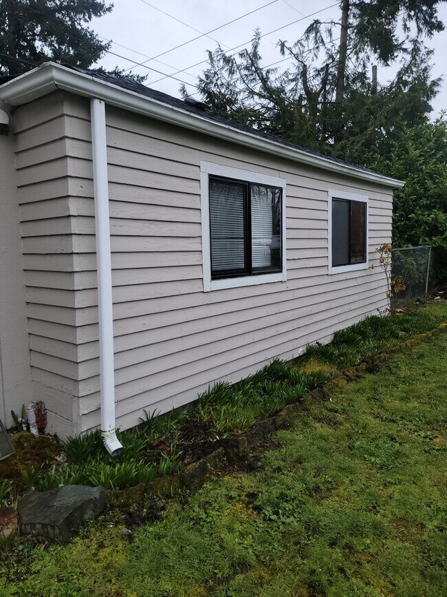 Building Photo - 4819 1/2-6645 1/2 S Fife St