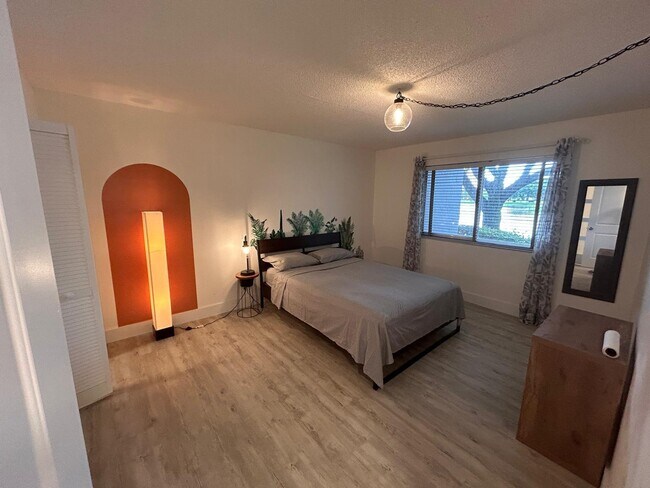 Building Photo - 2733 S Oakland Forest Dr