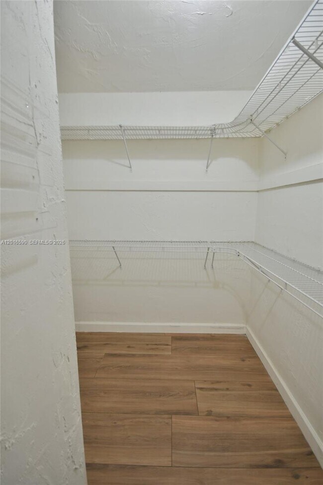 Building Photo - 6884 N Kendall Dr