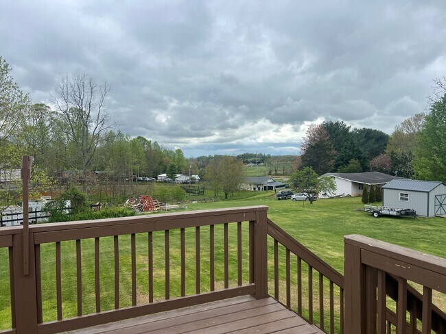 Building Photo - 3 bedroom / 2 bath + den located in Jonesborough