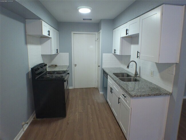 Building Photo - 15914 Willbriar Ln