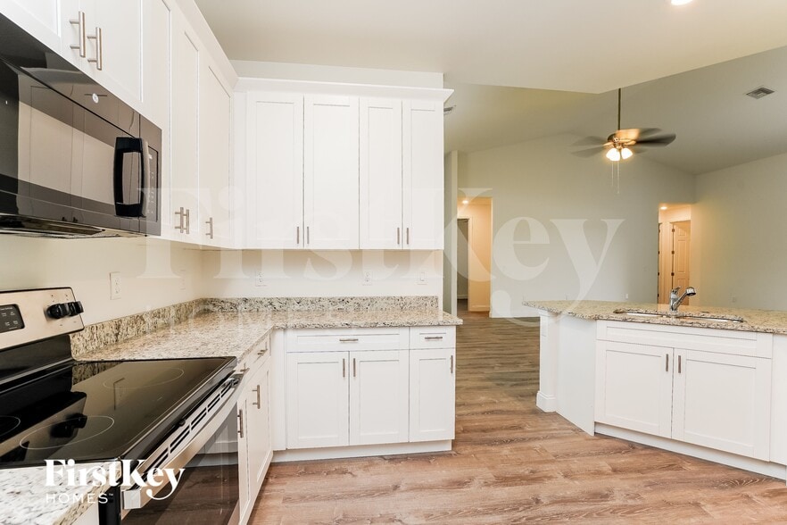 Building Photo - 741 Chestnut St E