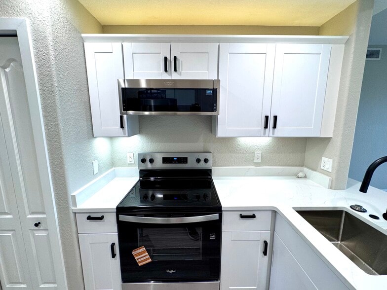 Building Photo - 819 Fairwaycove Ln