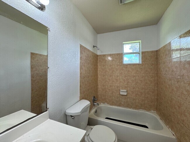 Building Photo - Charming 3 bedroom, 2 bath Florida Cracker-style home in Lake City