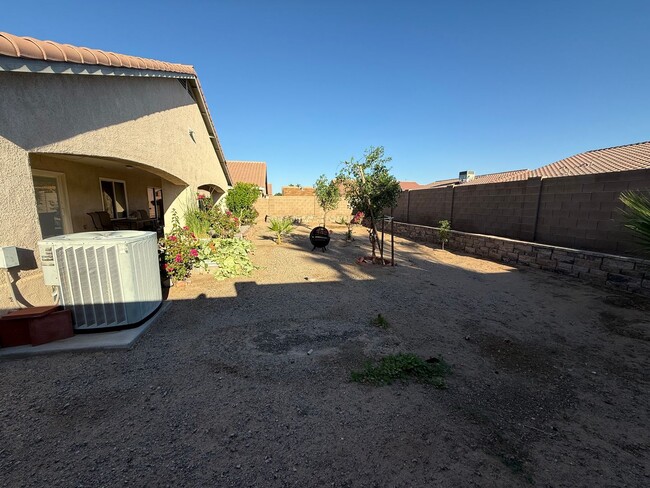 Building Photo - Updated Rental Available Now!
