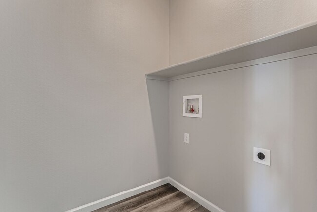 Building Photo - Stunning 3 Bed 2 1/2 Bath Home - Move in Special!