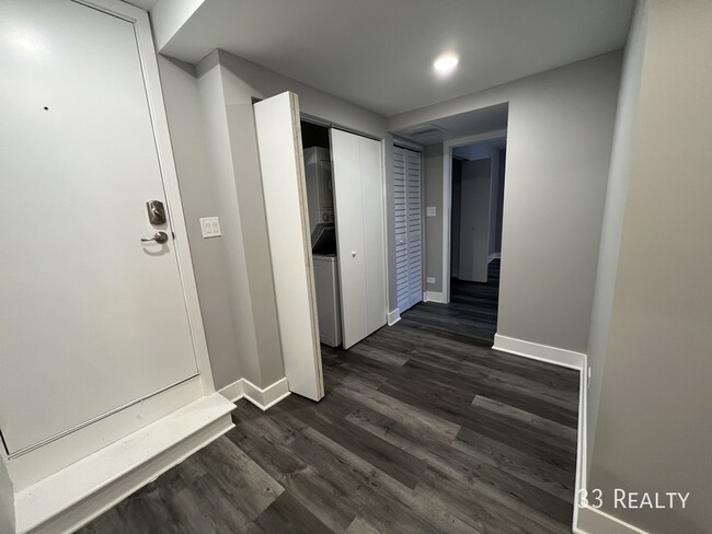 Building Photo - GROUND LEVEL 3 Bed 2.5 Bath / Oak Park / L...