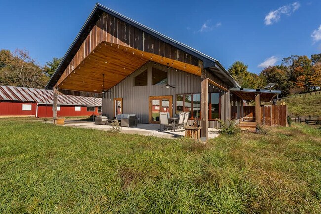 Building Photo - 299 Westview Dr