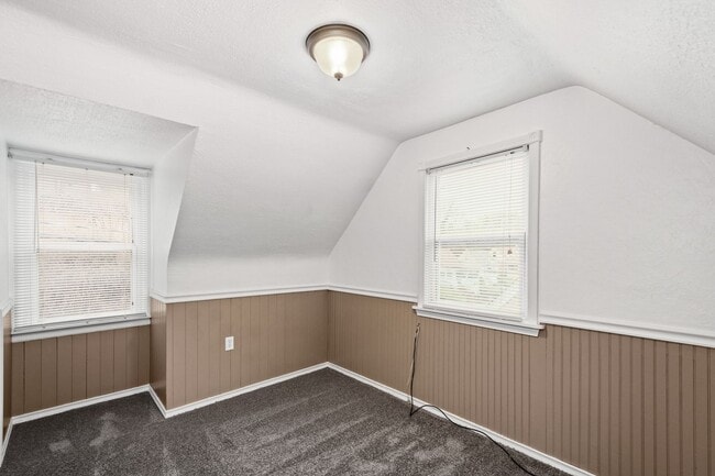 Building Photo - Stunning 2 bedroom home in North Versaille...