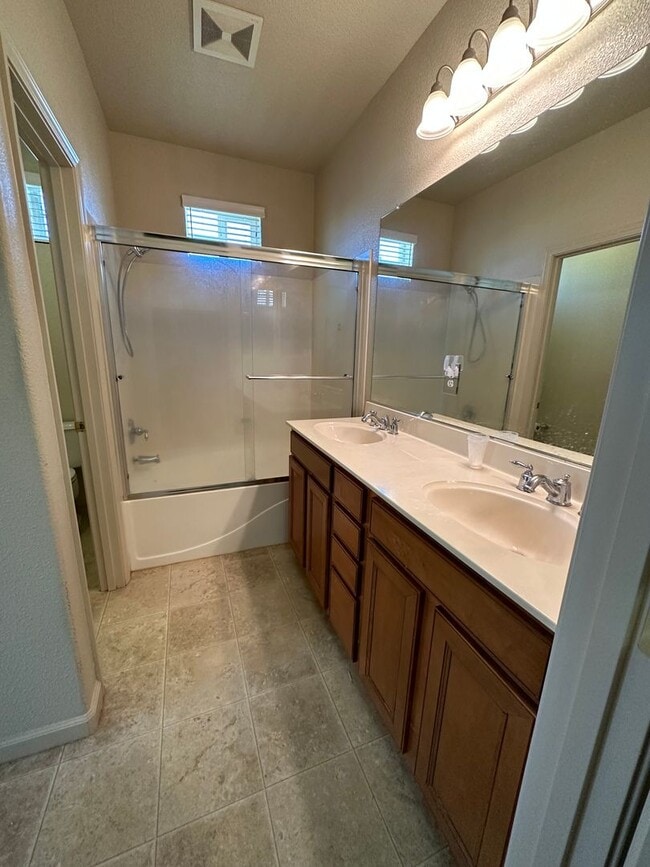 Building Photo - Beautiful 3 Bedroom Lincoln Condo!